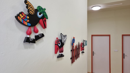 Výzdoba spojovací chodby hlavní budovy